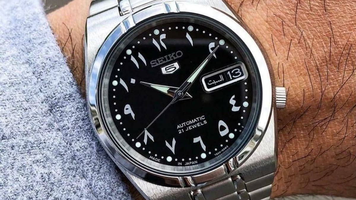 Seiko 5 automatic black Arabic numeral dial 21 jewels stainless steel bracelet day-date Arabic script close-up best buy 2026